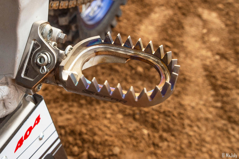 Yamaha Ténéré 700 Rally [SCAR] - self-cleaning titanium footrests