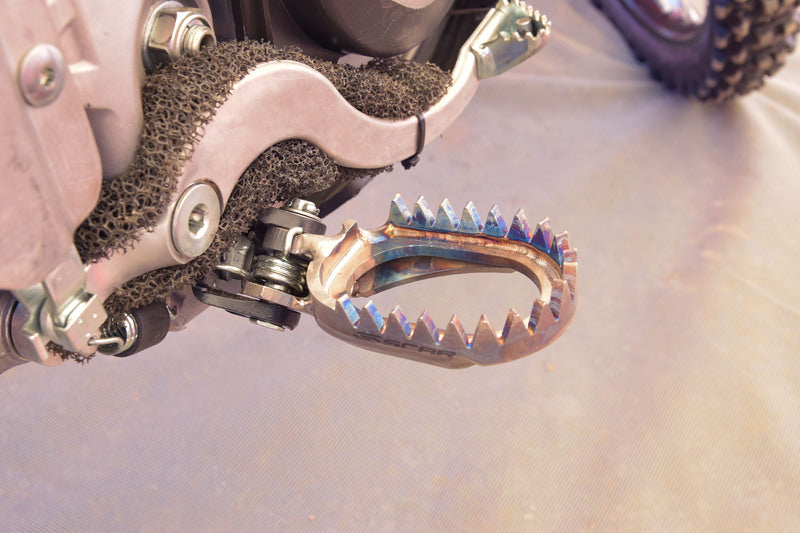 Honda Crf 1100 [SCAR] - Titanium footrests self-cleaning