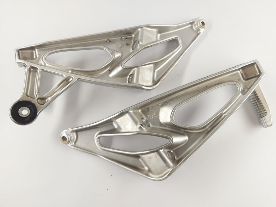 BMW K 1200 R [2010] - Passenger footrests with holder