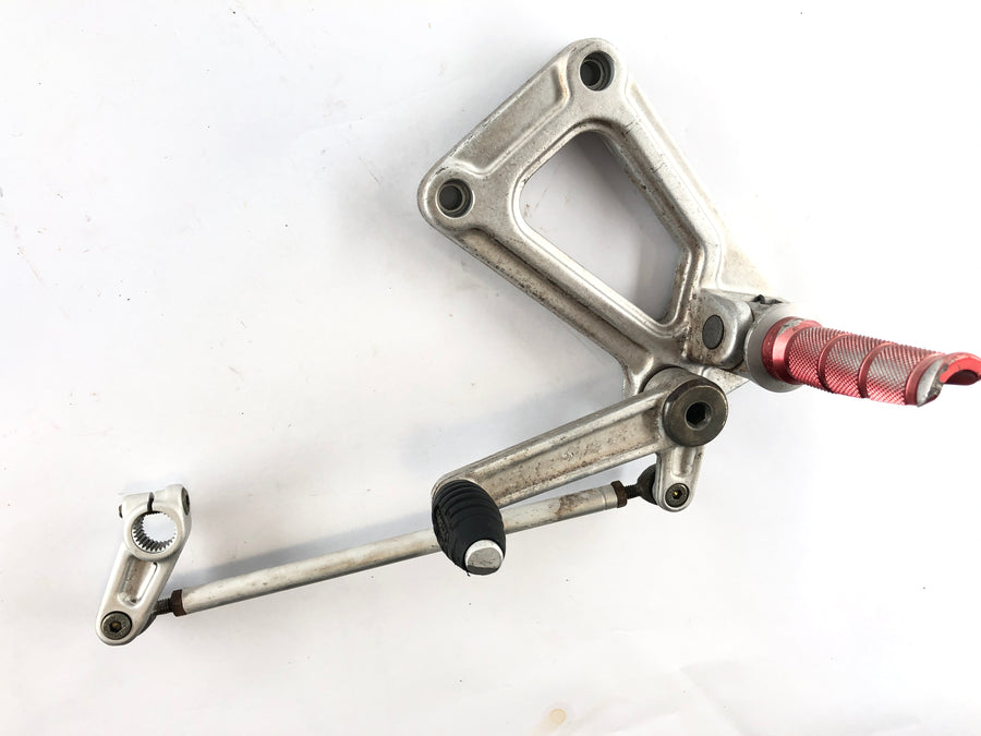 Ducati 900 SS [1993] - Driver footrest left with holder and gear lever