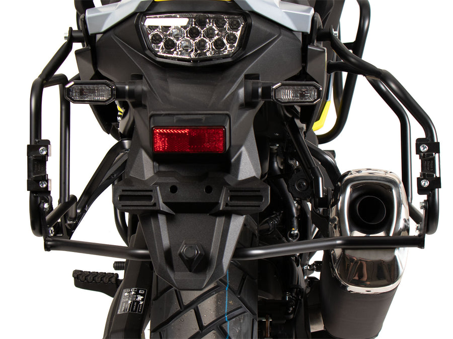 Suzuki V-Strom 800 DE [2023-2026] - Kofferträgerset Cutout schwarz inkl. Xplorer Cutout silber Kofferset
