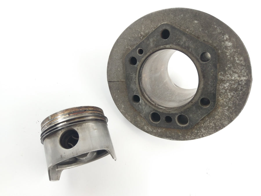 Moto Guzzi V7 Special [1970] - Cylinder with piston