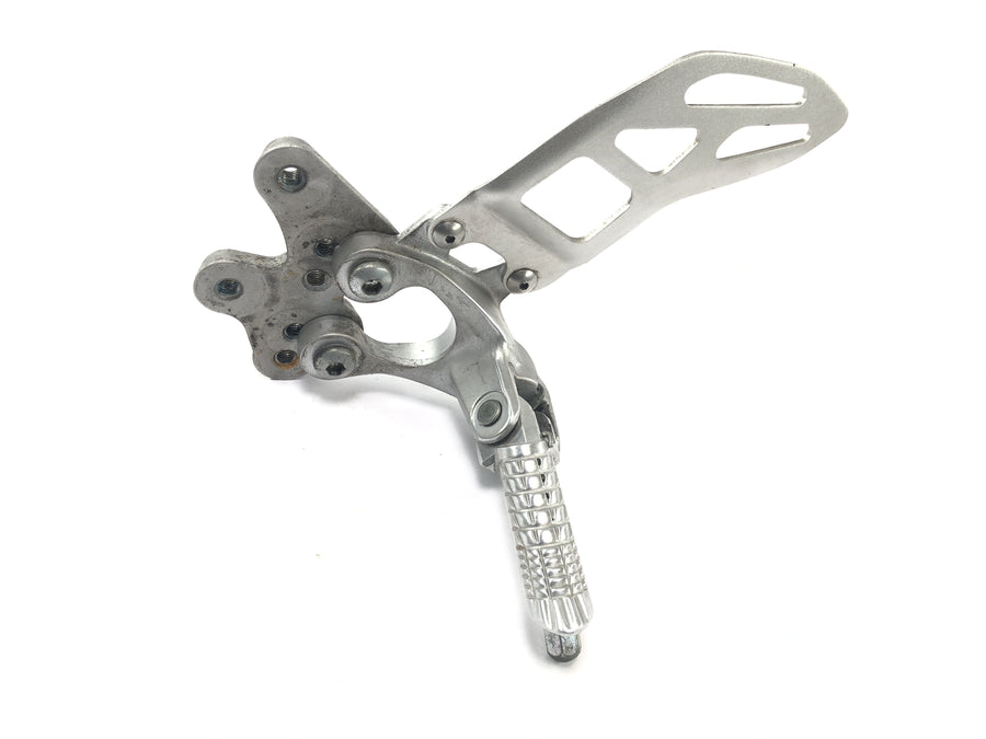 Suzuki GSX R 1000 K9 WVCY [2009] - Fahrerfußraste links mit Fußrastenhalter