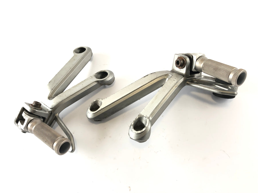 Suzuki Bandit GSF 1200 S WVA9 [2001] - Footrests Passenger footrests with holder right and left