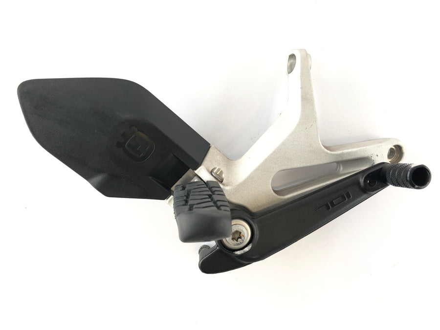 Husqvarna 701 Vitpilen [2018] - Driver footrest right with holder and brake pedal