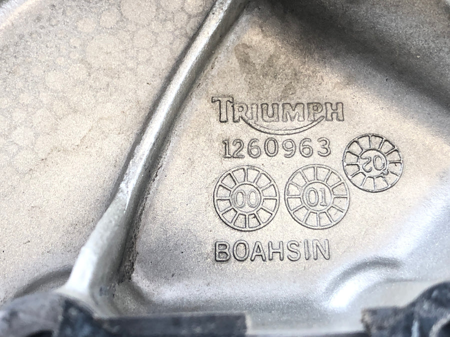 Triumph Thruxton 900 [2004] - Oil pump cover engine cover