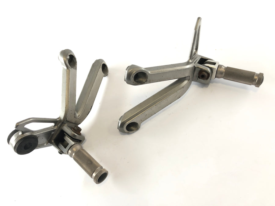 Suzuki Bandit GSF 1200 S WVA9 [2001] - Footrests Passenger footrests with holder right and left