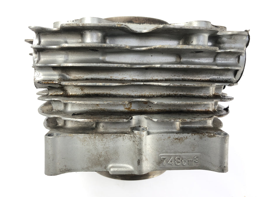 Yamaha XV 750 5G5 [1982] - cylinder with pistons in the back