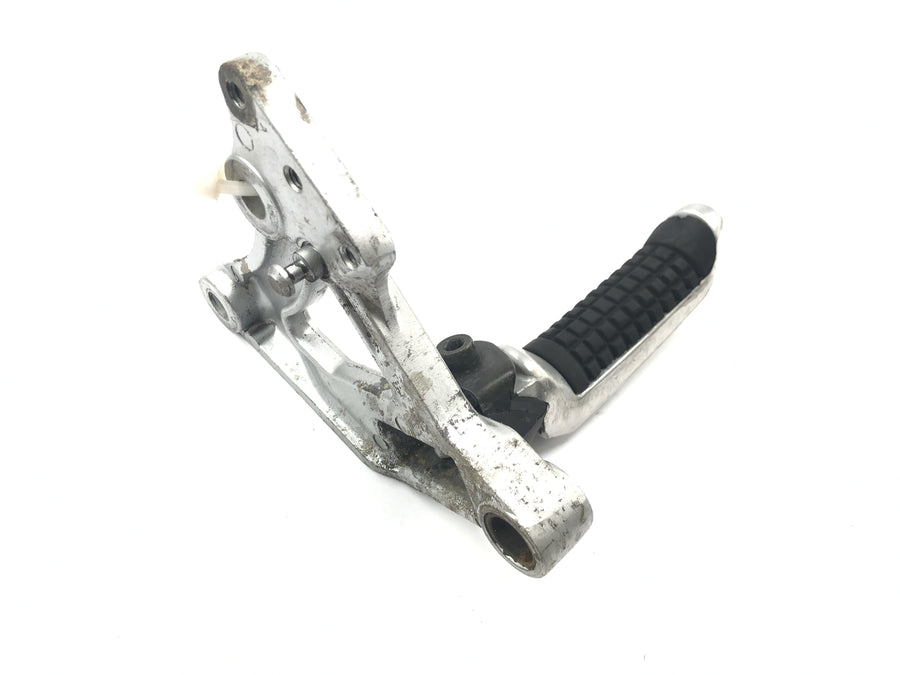 Suzuki GSX R 1100 GU74C [1987] - Footrest system Driver's footrest with holder on the right