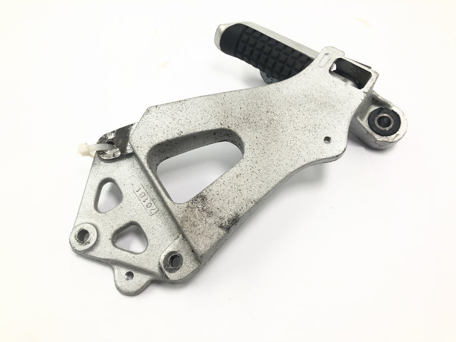 Suzuki GSX R 1100 GU74C [1987] - Pillion footrest with bracket on the right