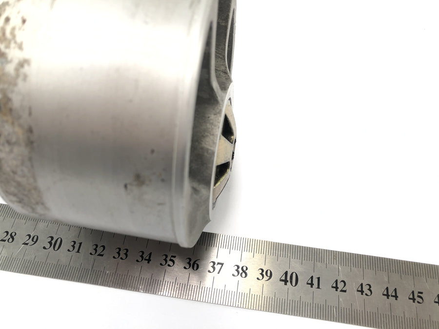 Benelli TNT 1130 [2009] - Rear axle shaft with chain tensioner