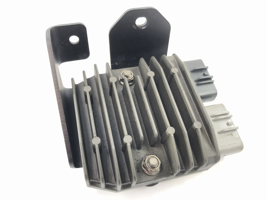 Triumph Street Triple R 675 D67LD [2010] - voltage regulator rectifier regulator FH012AB