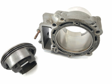 KTM 950 SM LC8 [2008] - cylinder with pistons in the back - 0