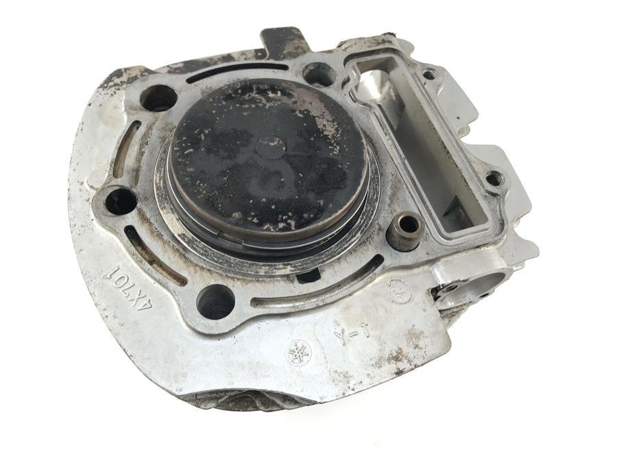 Yamaha XV 750 5G5 [1982] - cylinder with pistons in the back