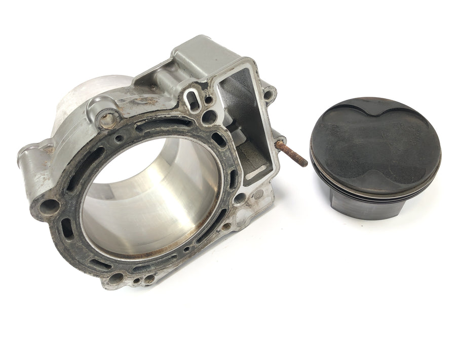 KTM 950 SM LC8 [2008] - cylinder with pistons in the back