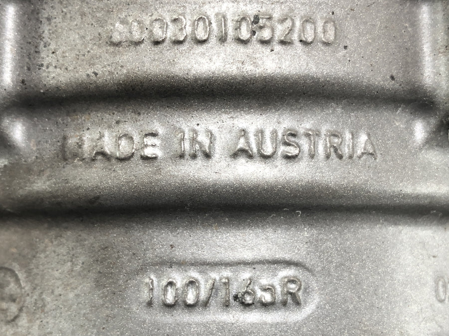 KTM 950 SM LC8 [2008] - cylinder with pistons in the back