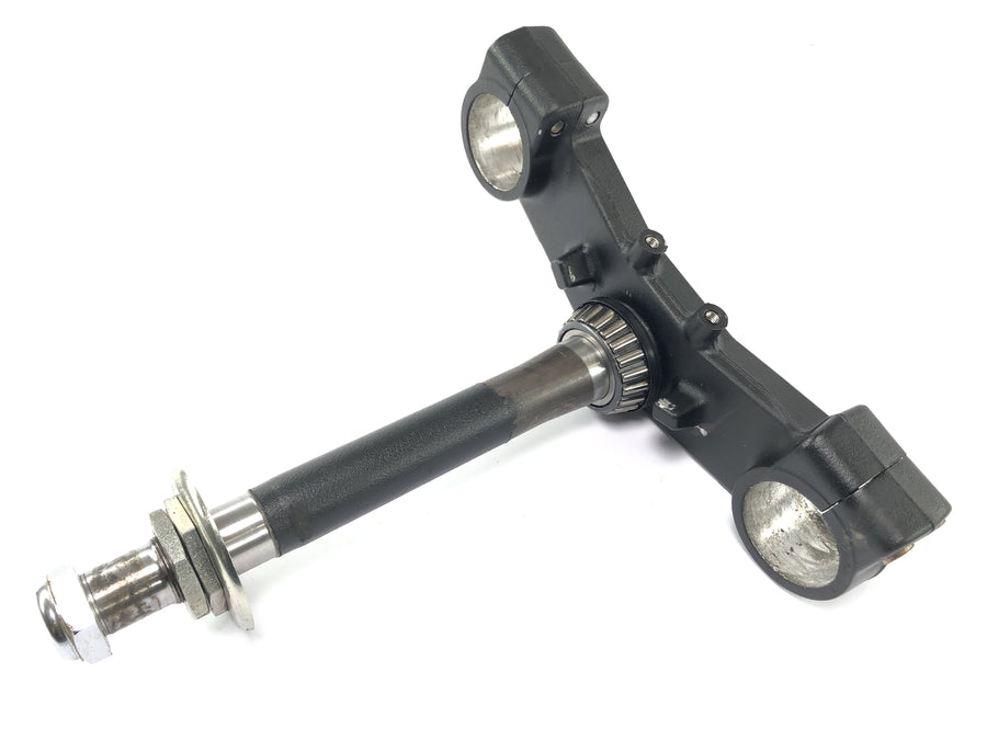 Triumph Daytona 900 T300 [1993] - fork bridge below