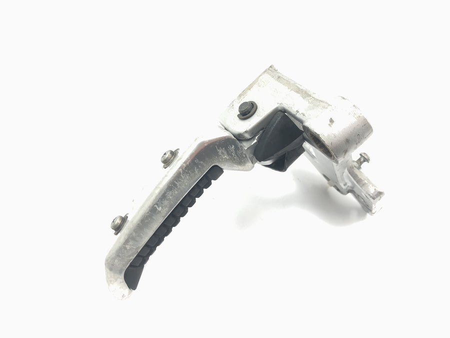 Suzuki GSX R 1100 GU74C [1987] - Footrest system Driver's footrest with holder on the right