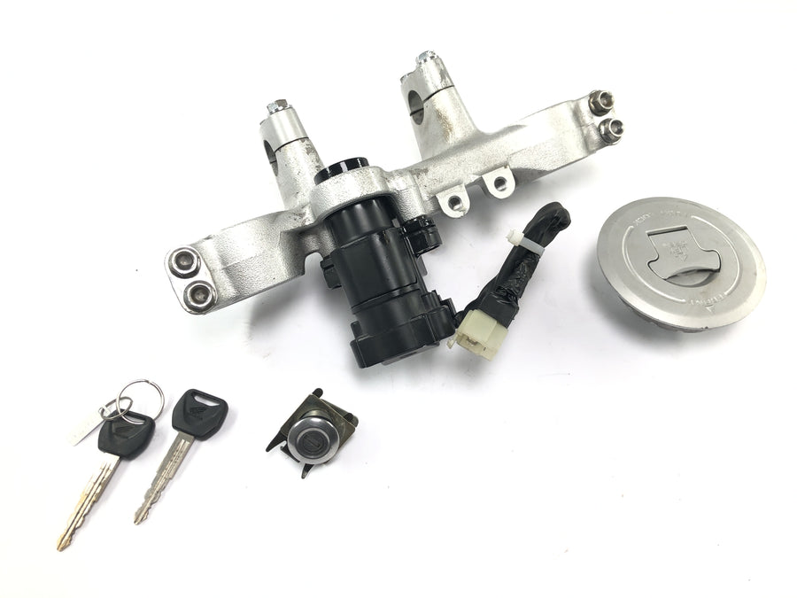 Honda FMX 650 RD12 [2006] - Lock set, ignition lock, tank cap, fork bridge at the top