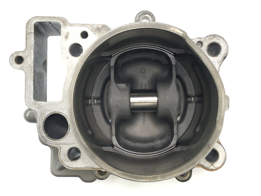 KTM 950 SM LC8 [2008] - cylinder with pistons in the back