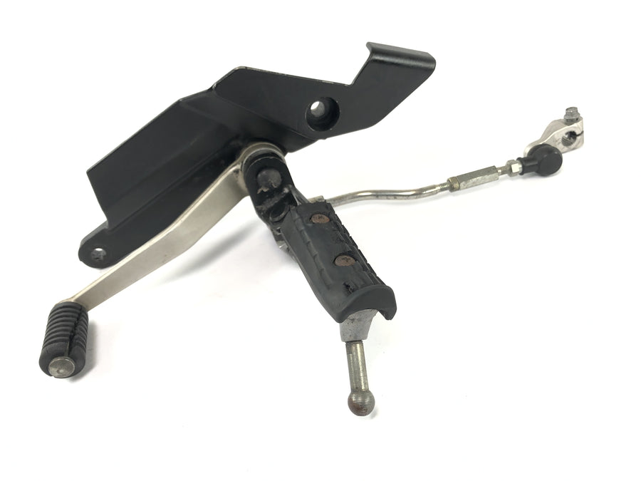 Triumph Daytona 900 T300 [1993] - Footrest on the left with shift lever foot switching lever switch pedal left