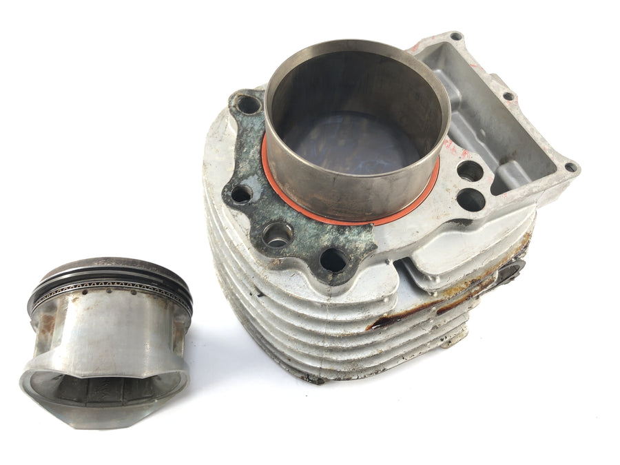 Yamaha XV 750 5G5 [1982] - cylinder with pistons in the back