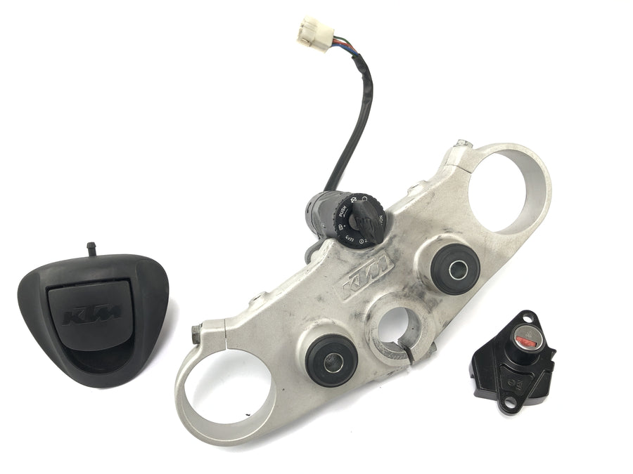 KTM 690 SM Prestige [2007] - fork bridge at the top with ignition lock ignition lock cover