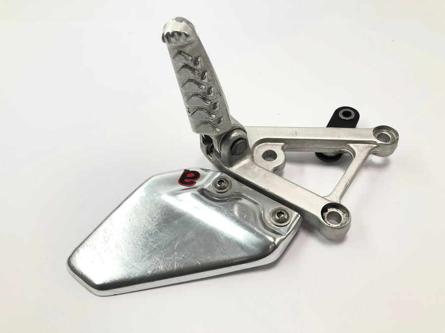 Aprilia RSV 1000 RP Mille [2001] - Driver's left footrest system