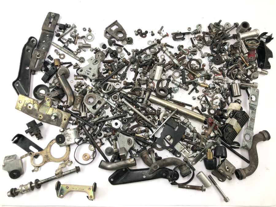 Suzuki GSX R 1100 GU74C [1987] - remaining parts and screws mixed lot of small parts