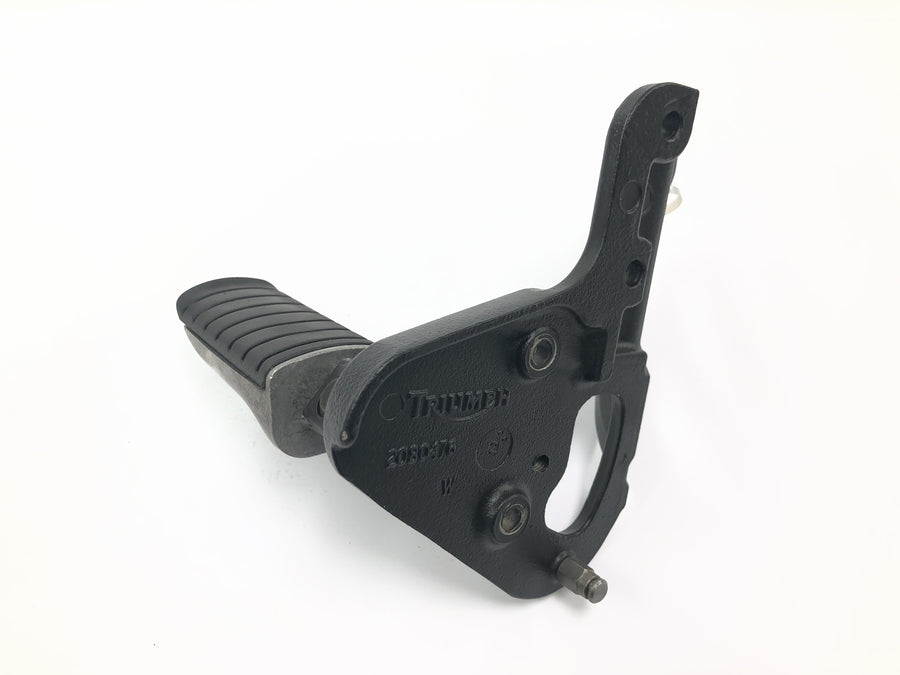 Triumph Tiger 955i 709EN [2003] - Driver's footrest on the right with holder for the footrest system