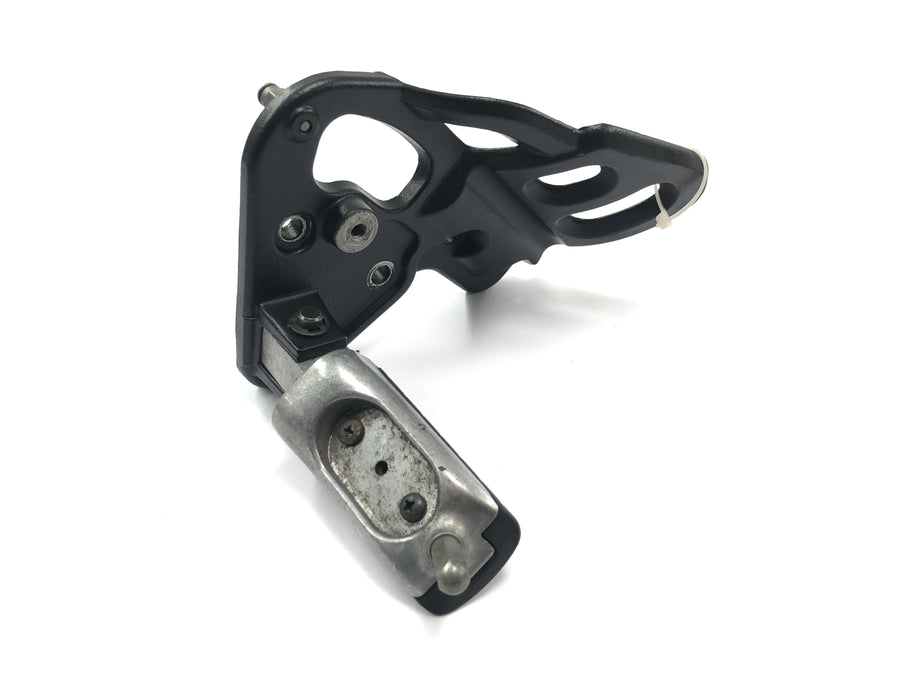 Triumph Tiger 955i 709EN [2003] - Driver's footrest on the right with holder for the footrest system