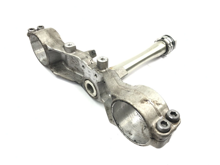 Yamaha YZF R1 RN04 [2001] - Fork bridge below head tube