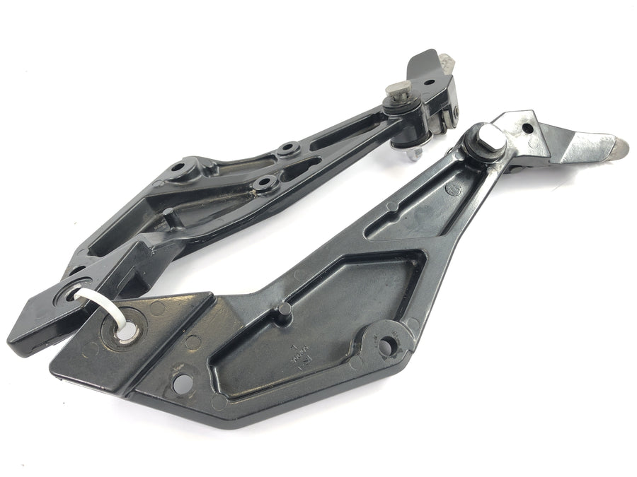 Kawasaki GPZ 1100 ZXT10E [1997] - Rast holder and footrests on the right and left socias