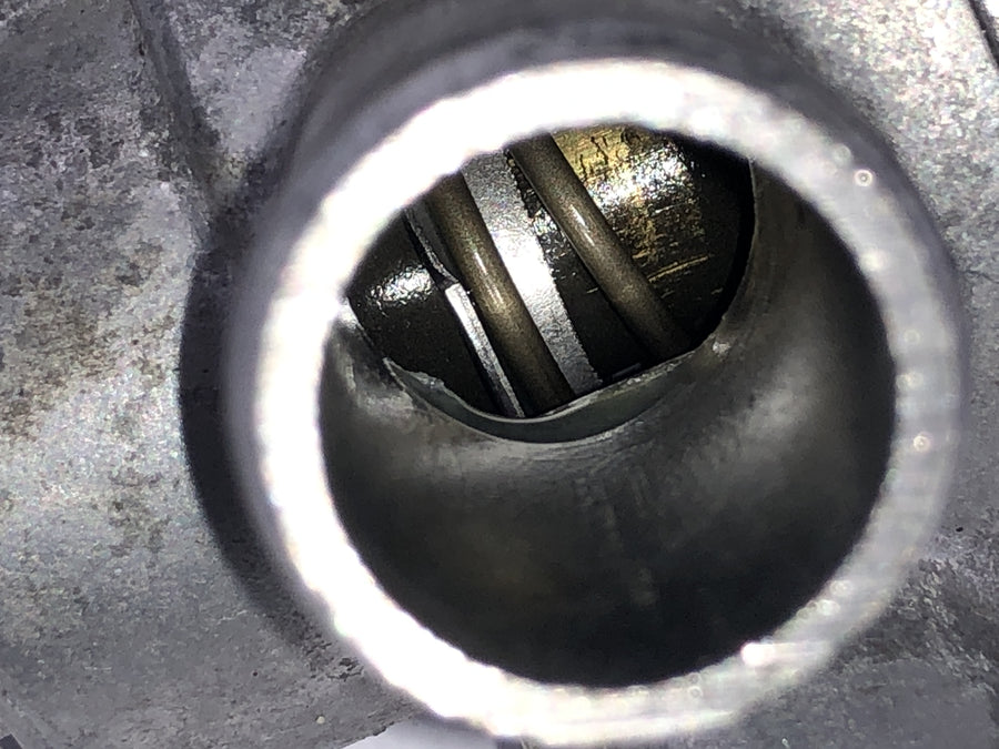 Honda VTX 1800 SC46 [2004] - Thermostat cooling water distributor coolant connection