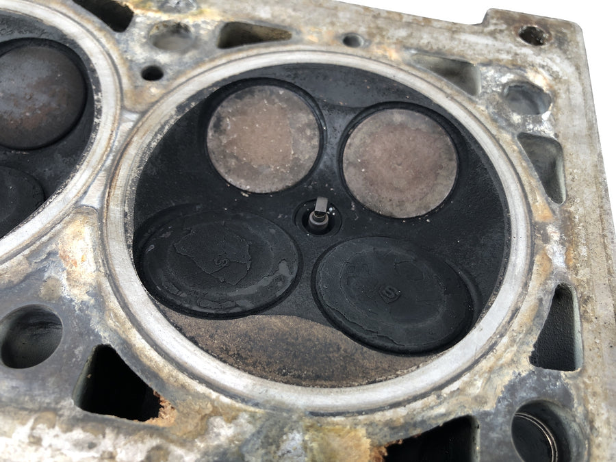 Triumph Daytona 900 T300 [1993] - cylinder head without camshafts