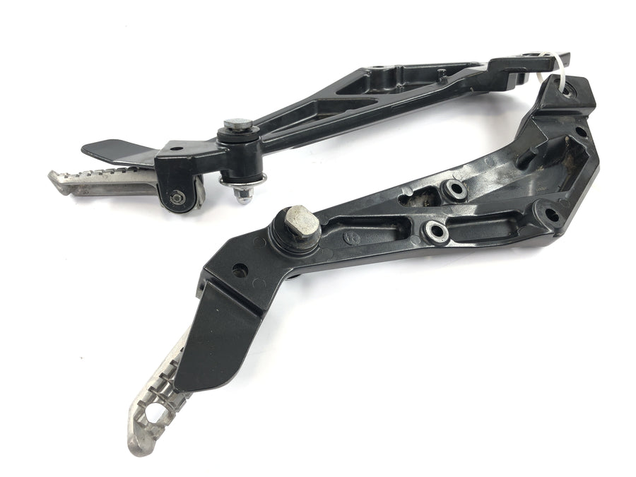 Kawasaki GPZ 1100 ZXT10E [1997] - Rast holder and footrests on the right and left socias