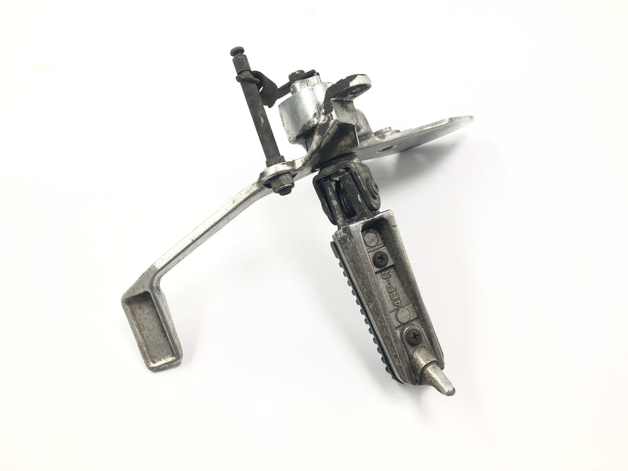 Yamaha XJR 1300 RP02 [1999] - Footrest system, driver's footrest on the right with brake pedal