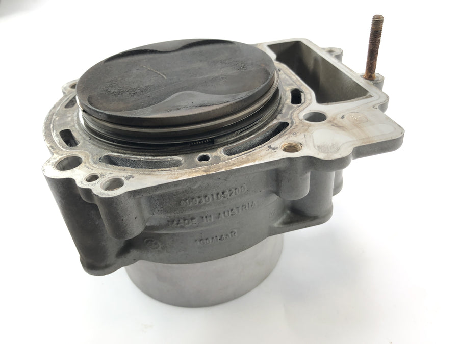 KTM 950 SM LC8 [2008] - cylinder with pistons in the back
