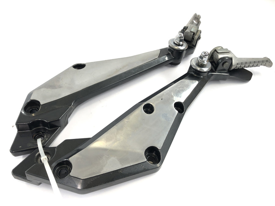 Kawasaki GPZ 1100 ZXT10E [1997] - Rast holder and footrests on the right and left socias