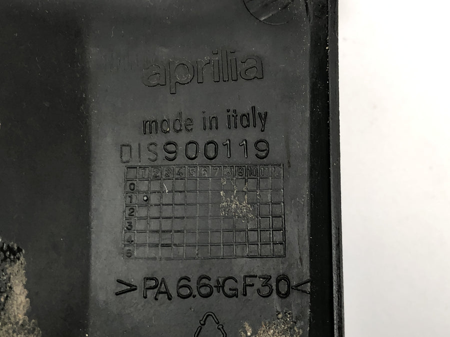 Aprilia RST 1000 Futura [2002] - cladding keel disguise below middle