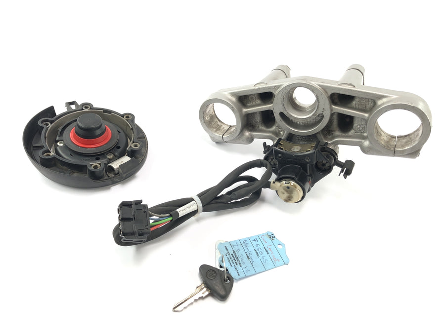 BMW F 650 GS R13 [2002] - locksmith with fork bridge at the top tank lock ignition lock