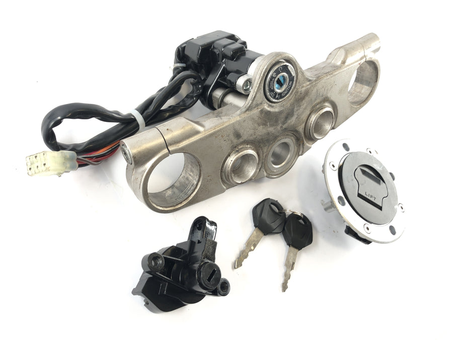 Suzuki GSF 1200 S Bandit WVA9 [2003] - locksmith with fork bridge above ignition lock tank lock