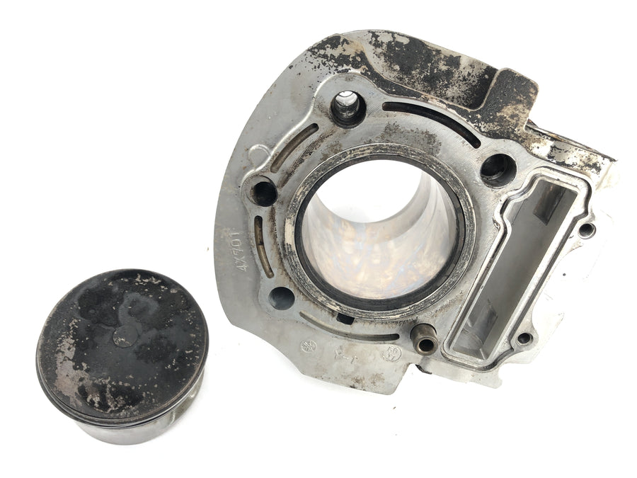 Yamaha XV 750 5G5 [1982] - cylinder with pistons in the back
