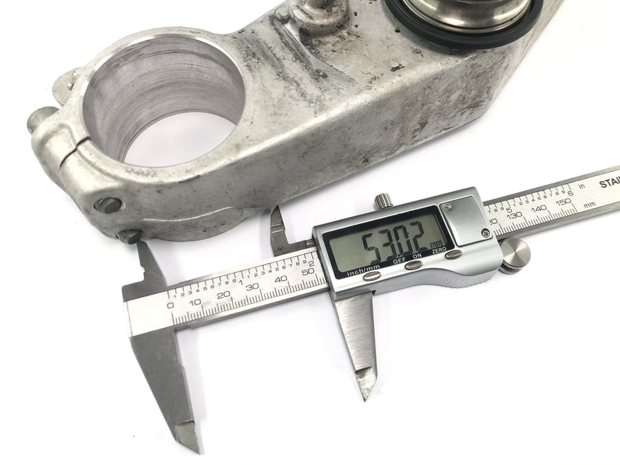 Aprilia RSV 1000 R [2004] - Fork bridge below fork yoke head tube