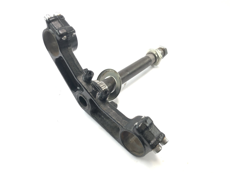 Triumph Daytona 900 T300 [1996] - lower fork bridge, steering head mount fork holder