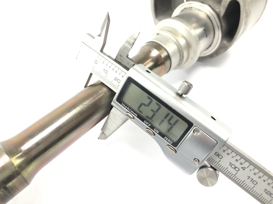 Benelli TNT 1130 [2009] - Rear axle shaft with chain tensioner