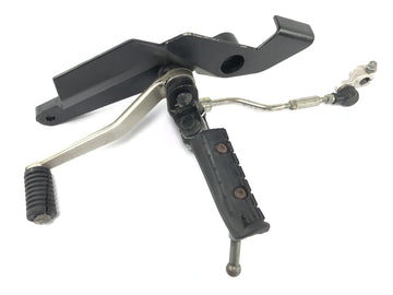 Triumph Daytona 900 T300 [1993] - Footrest on the left with shift lever foot switching lever switch pedal left