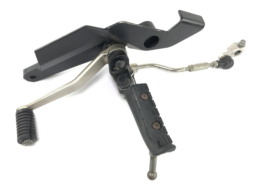 Triumph Daytona 900 T300 [1993] - Footrest on the left with shift lever foot switching lever switch pedal left