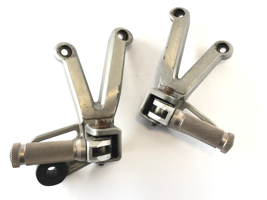 Suzuki Bandit GSF 1200 S WVA9 [2001] - Footrests Passenger footrests with holder right and left